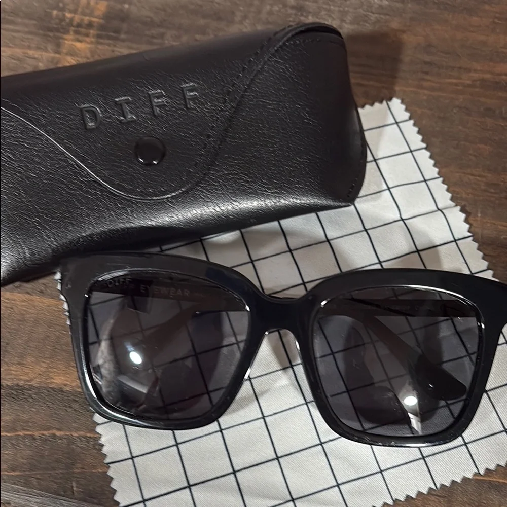 DIFF Bella Polarized Black Sunglasses with Case - Picture 8 of 8